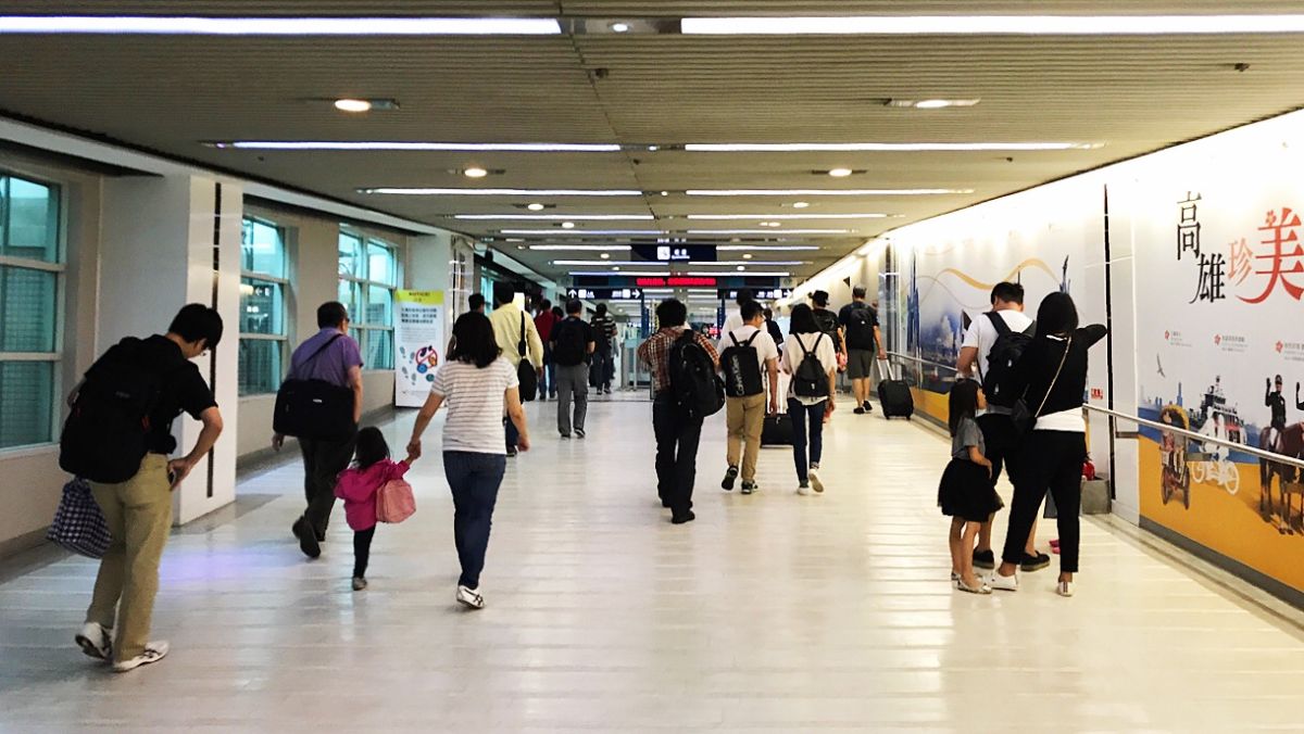 ▲一對韓籍夫婦日前自高雄小港機場入境，因違反檢疫隔離措施，遭高雄市衛生局開立2張15萬元罰緩，失聯遭桃機攔下。（圖／記者郭俊暉攝）
