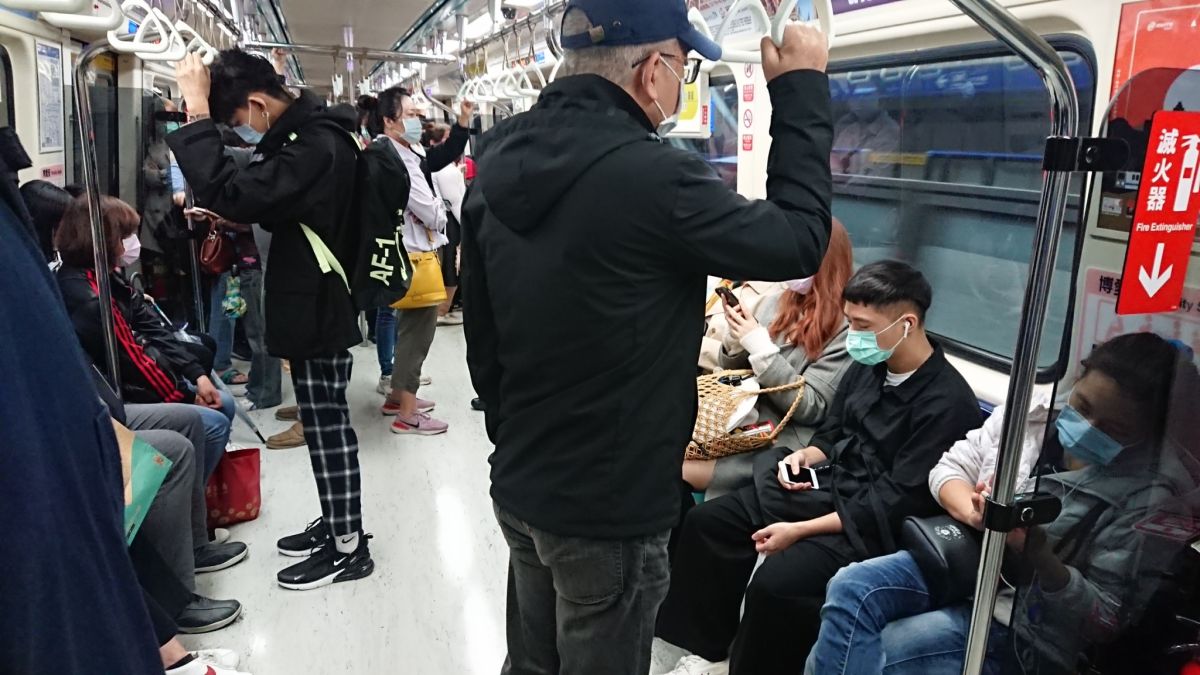 ▲中央流行疫情指揮中心宣布，民眾搭乘大眾運輸必須戴口罩。（圖／記者林柏年攝）