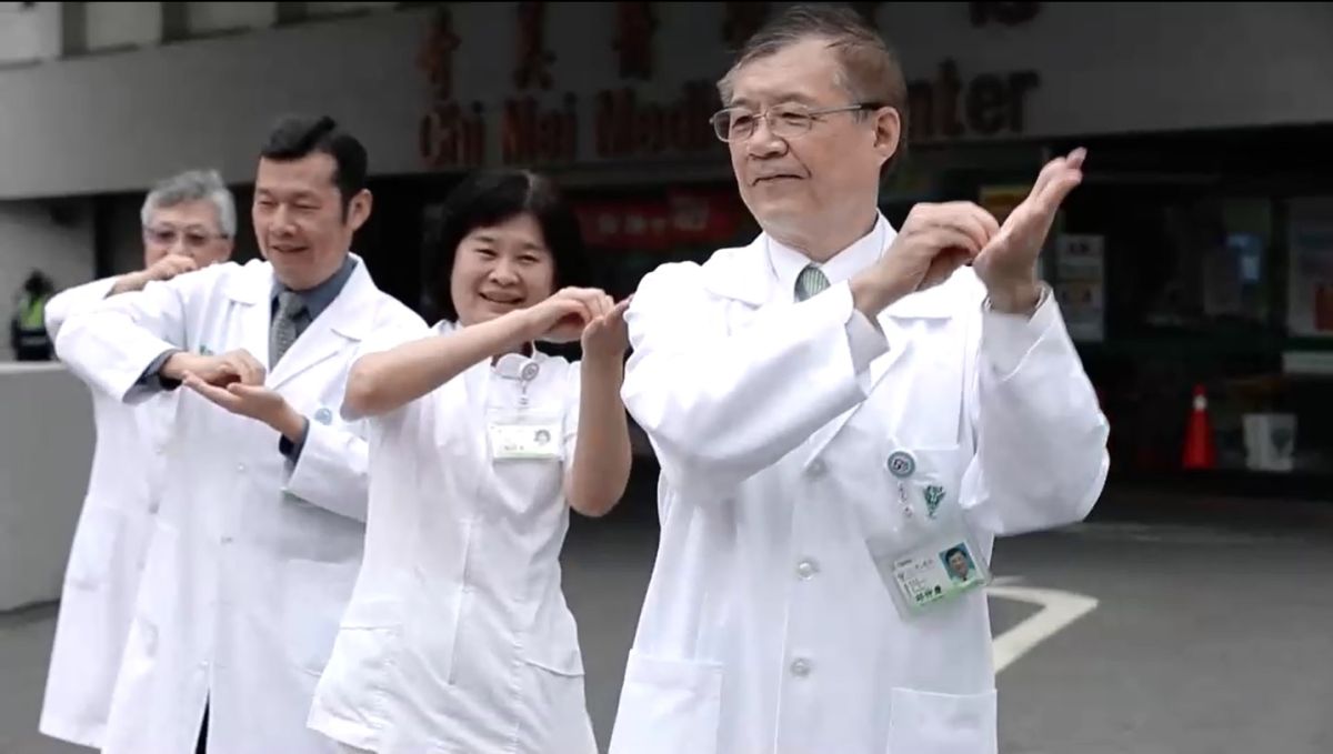 ▲奇美醫學中心院長邱仲慶（右1）率領院內同仁大跳洗手舞，藉以紓緩防疫期間壓力。（圖／奇美醫學中心）