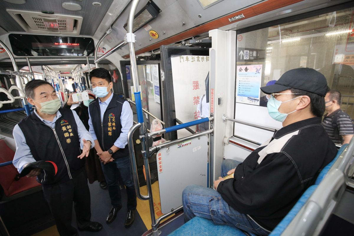 ▲台中市副市長黃國榮及交通局長葉昭甫上公車向民眾宣導新規定 (圖／柳榮俊翻攝2020.4.4)