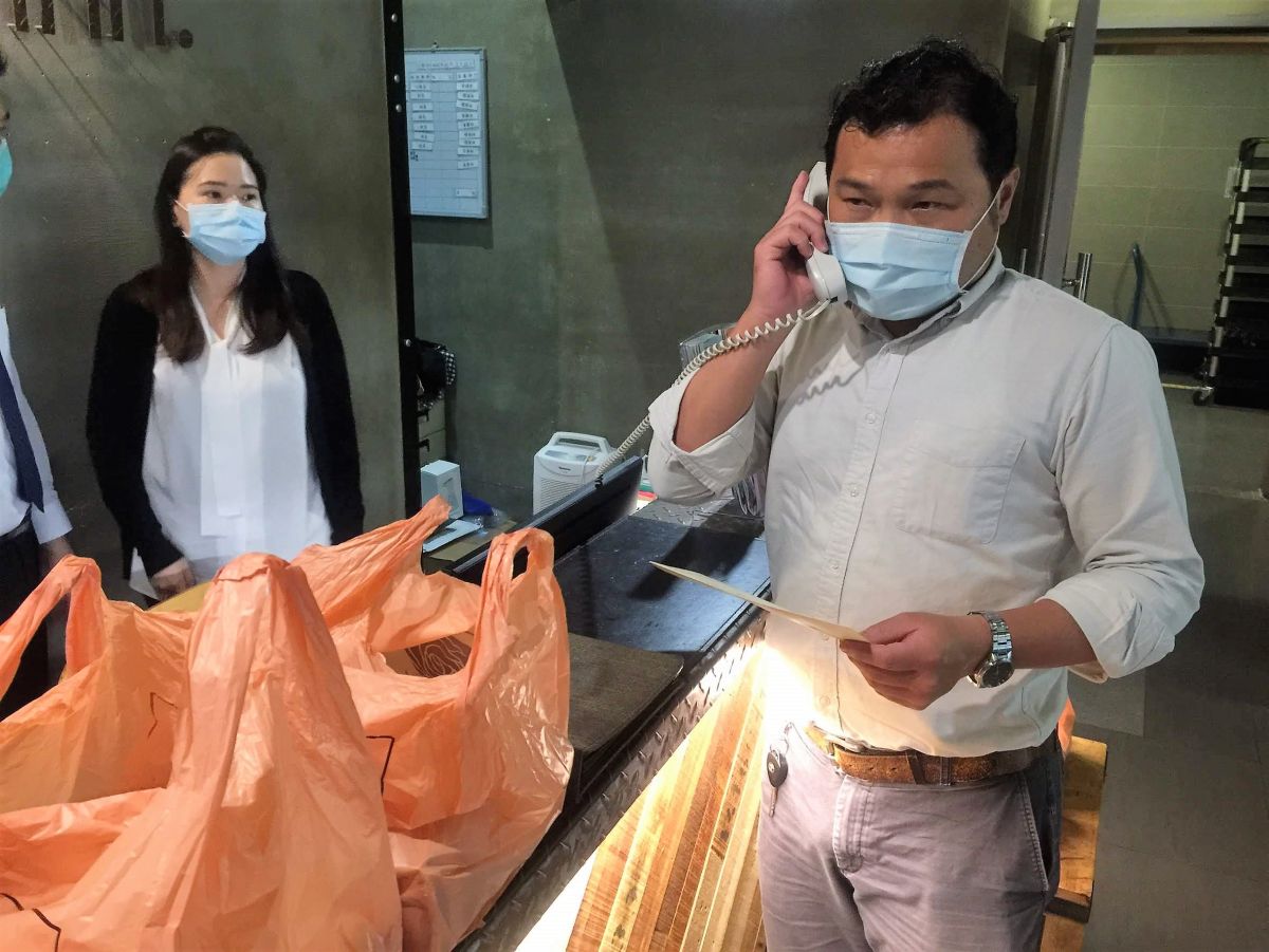 ▲清明假期防疫工作不放假，澎湖縣長賴峰偉指派台北辦公室關心在台北、新北、桃園等地居家檢疫的澎湖鄉親，並致送點心、營養品鼓勵大家做好14天的居家檢疫工作。（圖／澎湖縣政府提供）