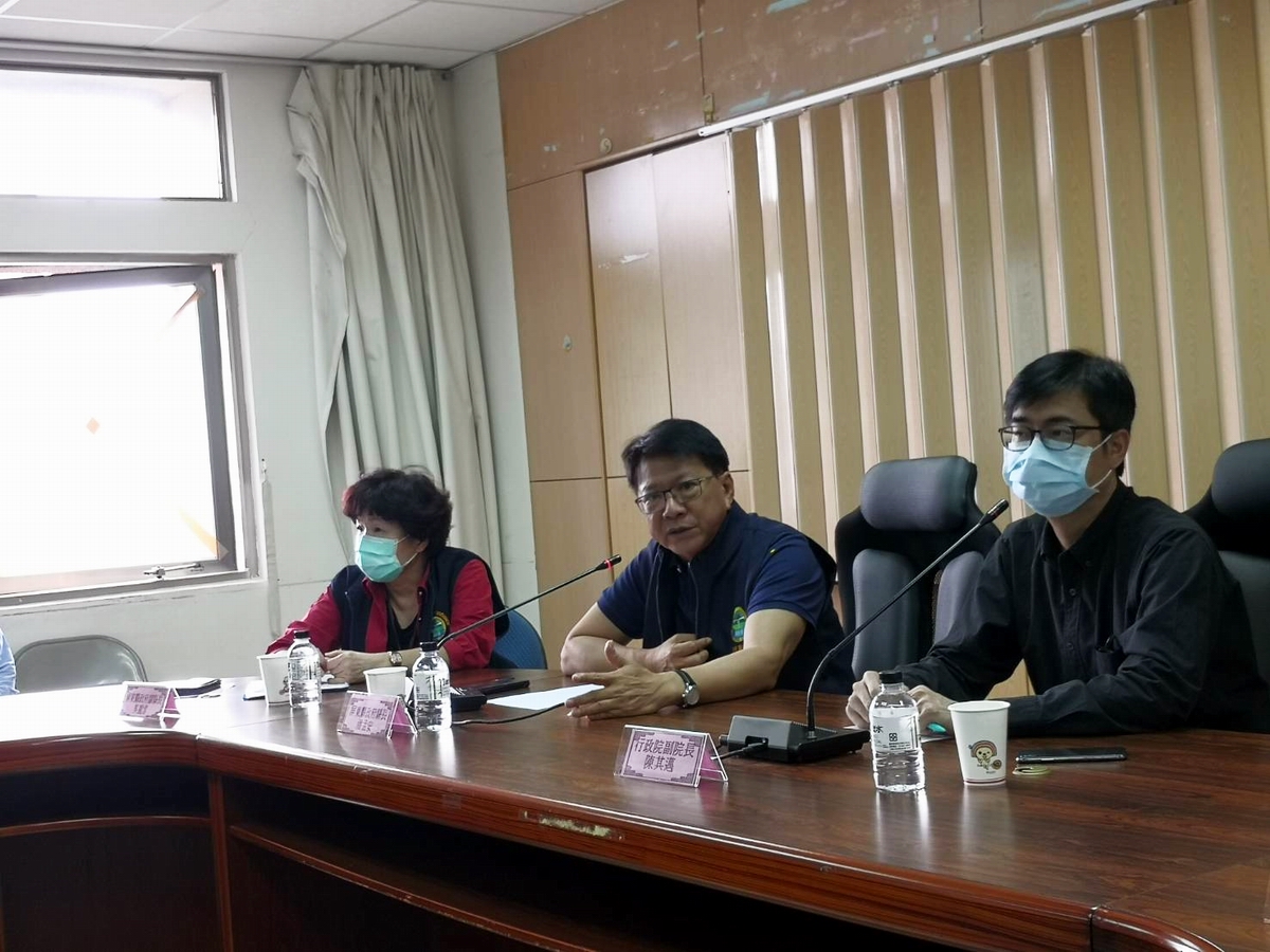 ▲屏東縣防疫中心4日直接前進恆春半島，再增加成立緊急指揮中心，縣長潘孟安與行政院副院長陳其邁親自坐鎮，包括衛生局、環保局、消防局、交通旅遊處、社會處等單位派員進駐。（圖／屏東縣政府提供 2020.04.04）
