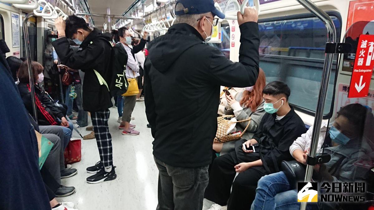 ▲指揮中心宣布民眾搭乘大眾運輸必須戴口罩，但仍有民眾不配合。（示意圖／NOWnews資料照）