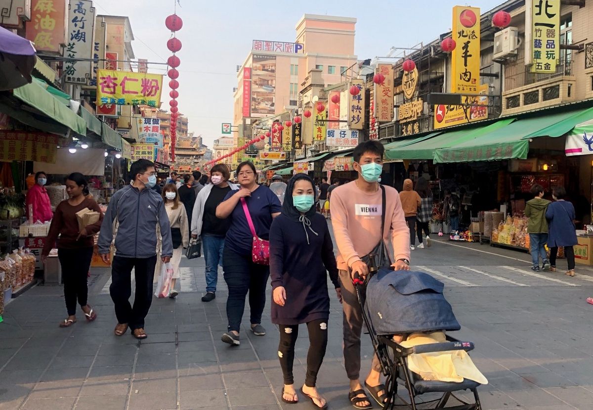 ▲清明連假北港朝天宮廟前大道人潮未減。（圖／記者蘇榮泉攝，2020.04.04）