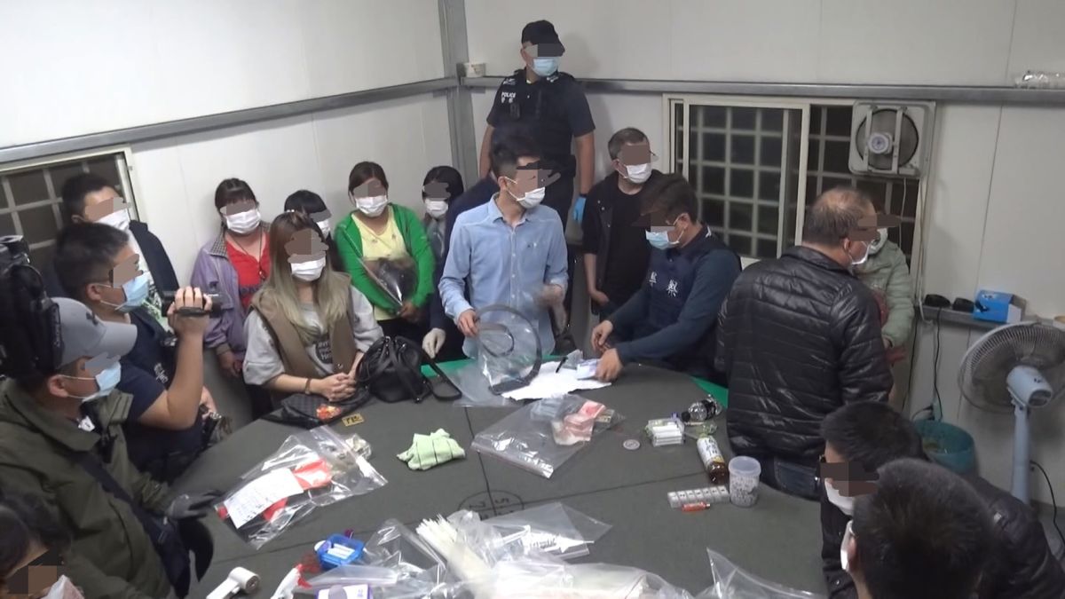 ▲和美警警分局在伸港鄉查獲以鐵皮屋當職業賭場，賭客全都是菜籃族的主婦和歐吉桑級，不辭千里遠從外地搭車來「豪賭」。（圖／記者陳雅芳翻攝，2020.04.04）