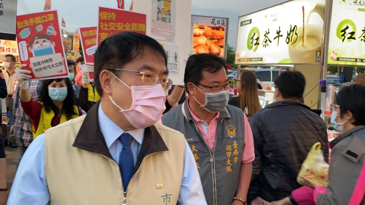 ▲台南市長黃偉哲親自至花園夜市宣導防疫。（圖／記者陳聖璋攝，2020.04.04）