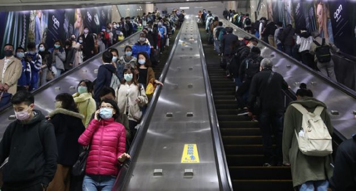 ▲新冠肺炎（ COVID-19 ）疫情持續升溫，中央流行疫情指揮中心宣布，搭乘大眾運輸工具應戴口罩，勸導不聽最重罰新台幣 1 萬 5000 元。中央社記者王騰毅攝109年4月4日