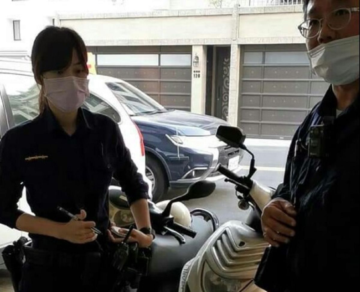 ▲曾姓女警因轄區內居家檢疫個案手機異常斷訊，前往訪查，卻被案家丈夫PO網，高雄市衛生局表示，此舉恐構成妨害公務，將會觸及刑責。（圖／記者郭凱杰翻攝，2020.04.05）