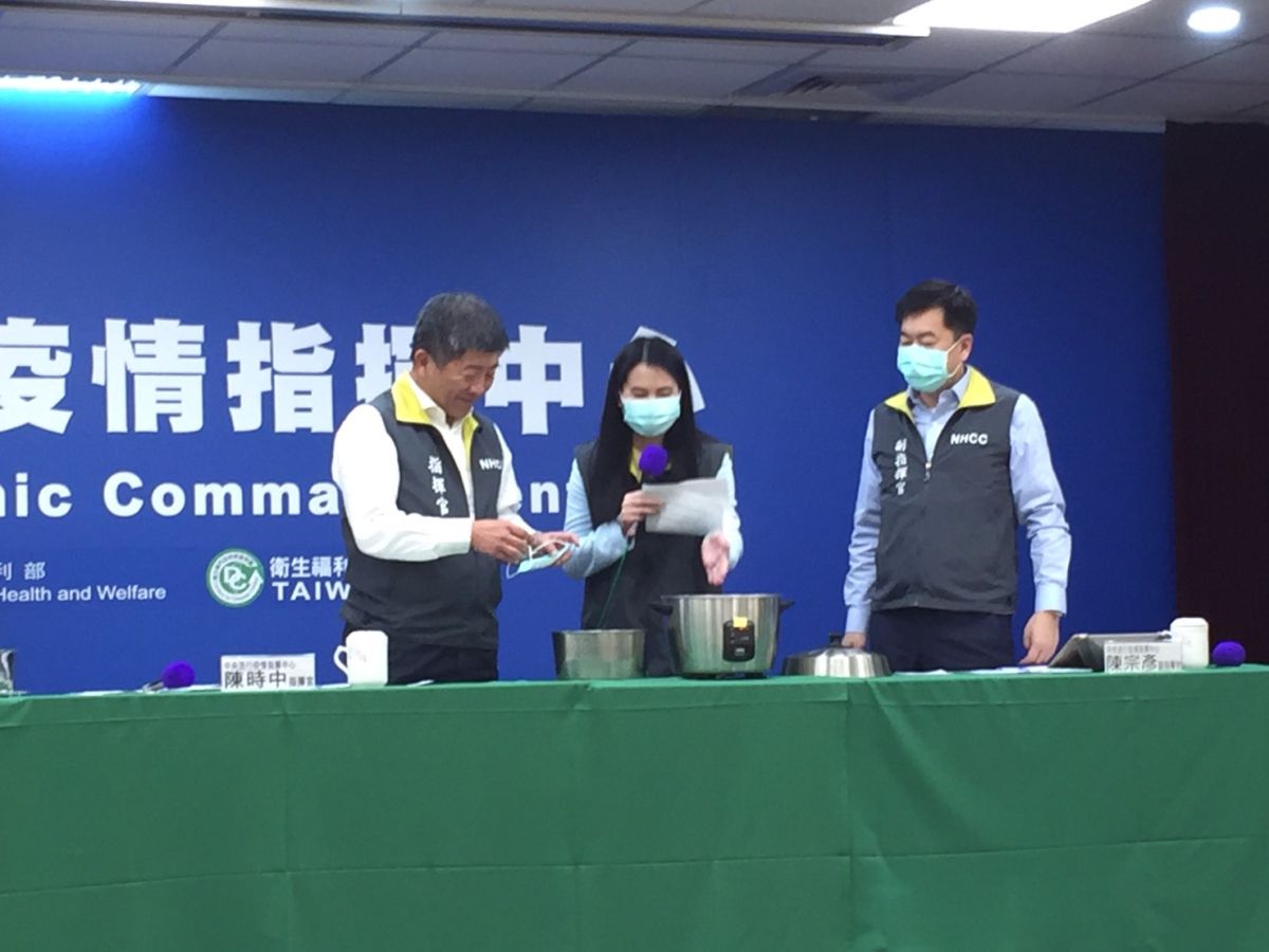 ▲中央流行疫情指揮中心指揮官、衛福部長陳時中示範電鍋蒸口罩。（圖／記者黃士杰攝）