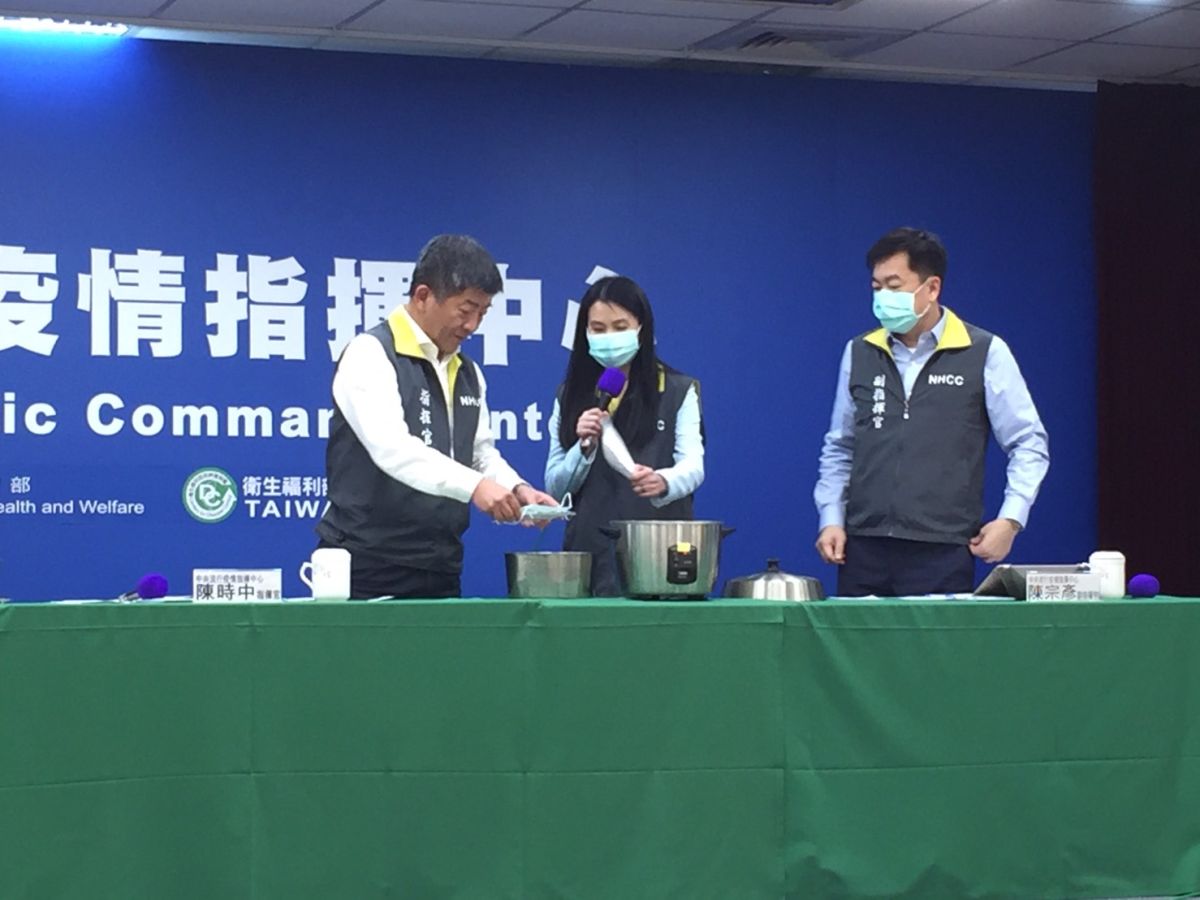 ▲中央流行疫情指揮中心示範用電鍋蒸口罩消毒。（圖／記者黃仁杰攝, 2020.4.5）
