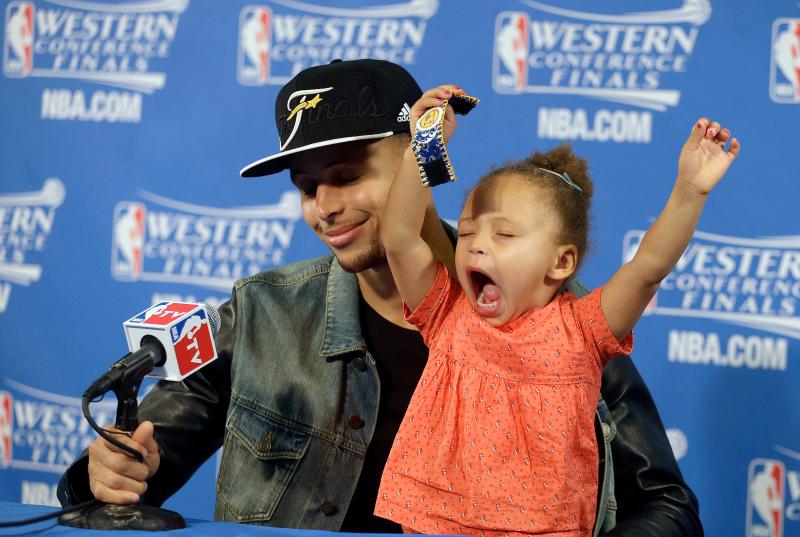 NBA／Curry曬女兒投籃影片　球迷驚艷：她將繼承你的衣缽

