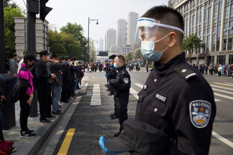 ▲中國官方在4月4日清明節舉行全國性哀悼，向疫情中喪生的「烈士」及民眾致哀。（圖／美聯社／達志影像）