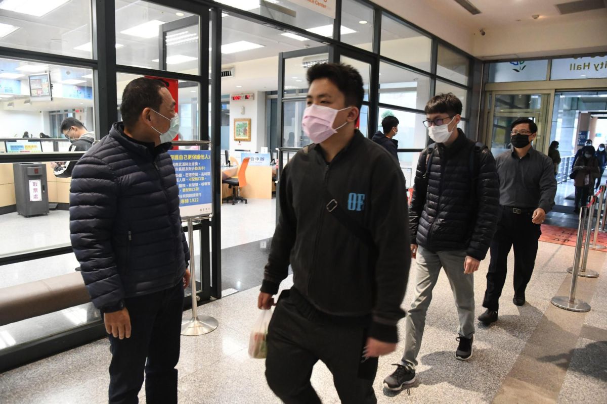 ▲侯友宜一早到市府大口視察同仁和民眾戴口罩情形，同時關心同仁連假是否有自律地待在家。（圖／新北市新聞局提供）