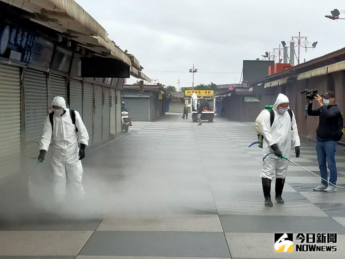 ▲花蓮市公所清潔隊針對東大門夜市，進行全面性的消毒作業。（圖／記者鄭志宏攝）