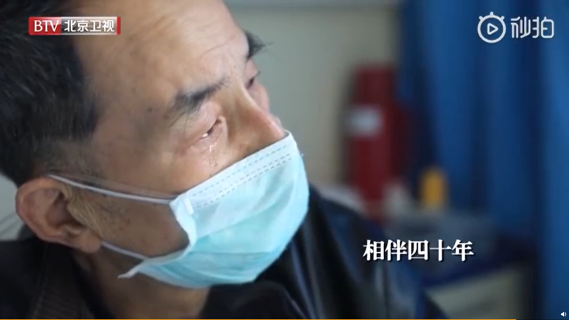 ▲朱先生聽到實情忍不住落淚。(圖/翻攝微博)