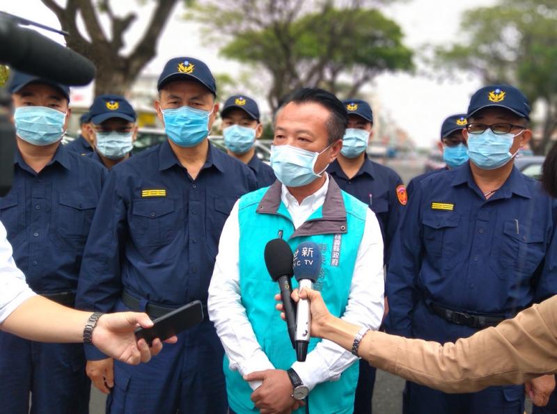 ▲縣長翁章梁親自授車及校閱新購置警用車輛,適時投入治安維護及防疫執行。(圖/記者任禮清攝 2020.04.06)