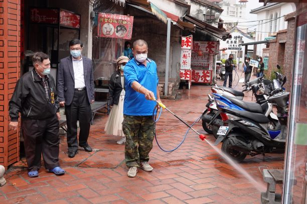 ▲憂心清明連假帶來人潮，也帶來防疫隱憂，鹿港鎮防疫消毒隊今（6）日優先針對公會堂、老街周遭、公廁等地進行消毒作業。（圖／記者葉靜美攝，2020.04.06）