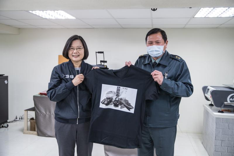 ▲蔡英文總統視導青年日報社,獲贈文創機印製的T-Shirt。(圖/國防部提.2020.04.06)