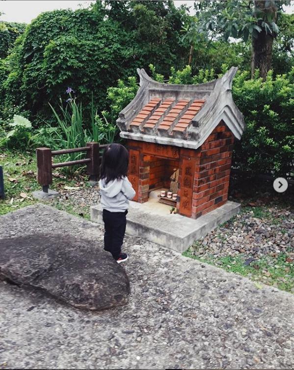 ▲雲大雙手合十拜土地公。（圖／翻攝簡嫚書IG）