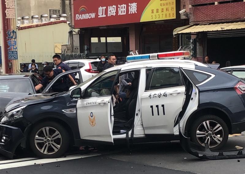 ▲3名員警跟黃男與其同車女乘客都受困在車內。(圖/記者簡勇鵬攝,2020.04.06)