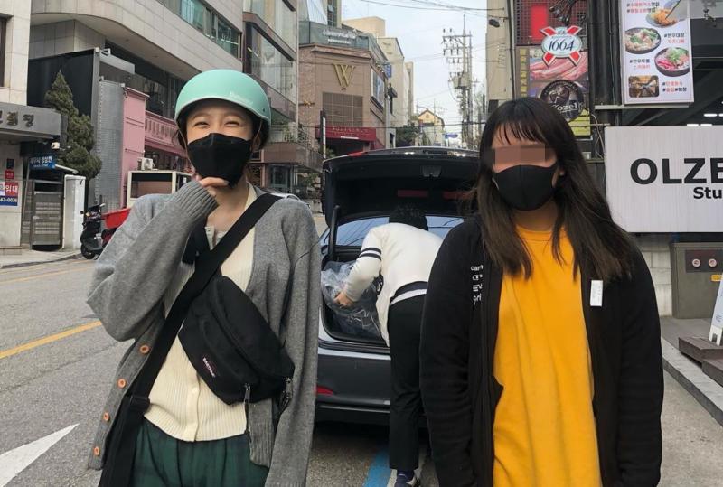 ▲哈妮遵守「社交距離」與粉絲合照。(圖/原PO