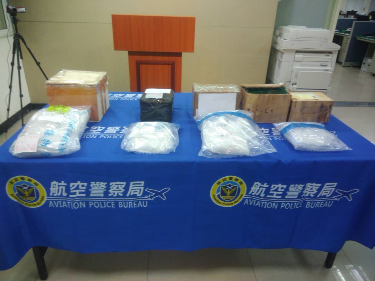 ▲航警局安全檢查大隊與關務署台北關於今年1、2月陸續攔獲4起自大陸寄來的航空貨運包裹，內容物分別為1至4公斤不等的第三級毒品「2-氟-去氯K他命」。（圖／航警局提供）