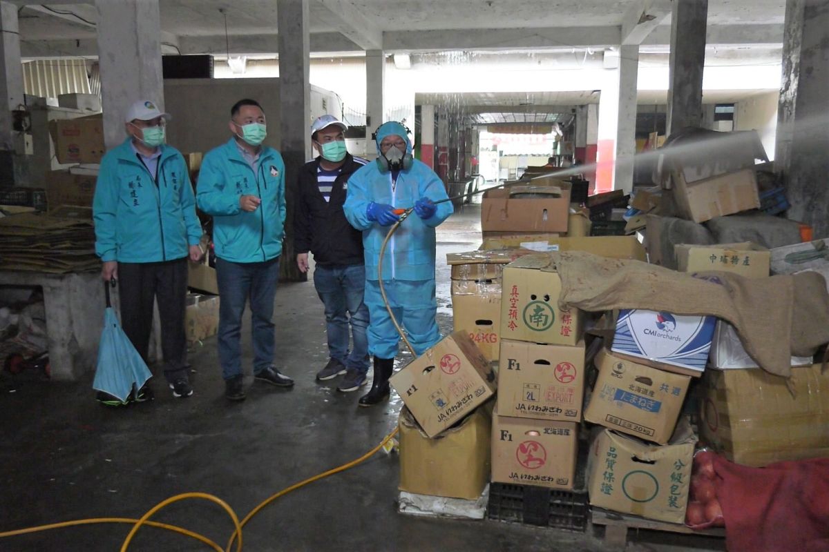▲即日起金門縣政府針對地區車站、菜市場等人群密集場所，進行環境大規模消毒作業。( 圖 / 記者蔡若喬攝 )