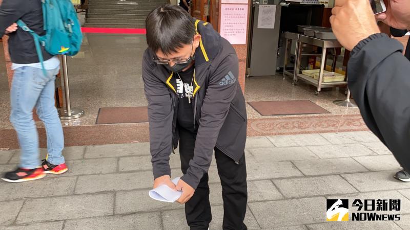 ▲謝志宏示範遭警察刑求時的情形。(圖/記者陳聖璋攝,2020.04.06)