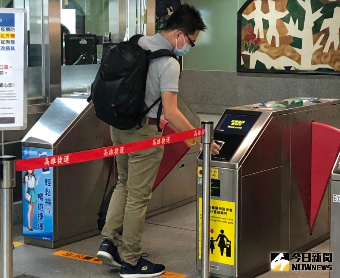 ▲高雄捷運公司試辦體溫感應自動閘門，讓防疫再升級。(圖／記者黃守作攝，2020.04.06)