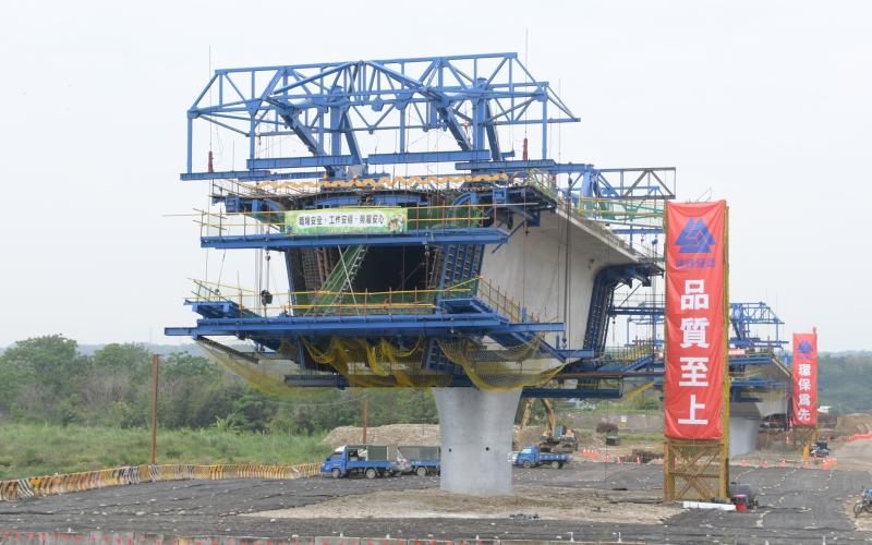 ▲「彰南路大肚溪橋」於107年12月3日開工,預計竣工日期110年1月中旬,本橋梁上部結構為預力箱型梁並使用懸臂施工法。(圖/記者陳雅芳攝)