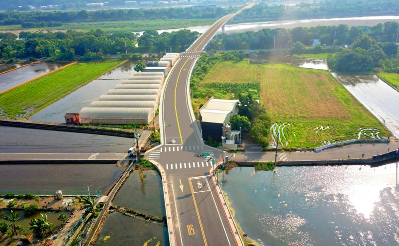 ▲彰南路大肚溪橋進度超前可望在今年12月提早開放通車,屆時芬園鄉來往台中市烏日區55分鐘大幅縮為7分鐘。(圖/記者陳雅芳攝)