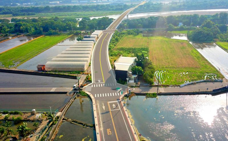 ▲彰南路大肚溪橋進度超前可望在今年12月提早開放通車，屆時芬園鄉來往台中市烏日區55分鐘大幅縮為7分鐘。（圖／記者陳雅芳攝）