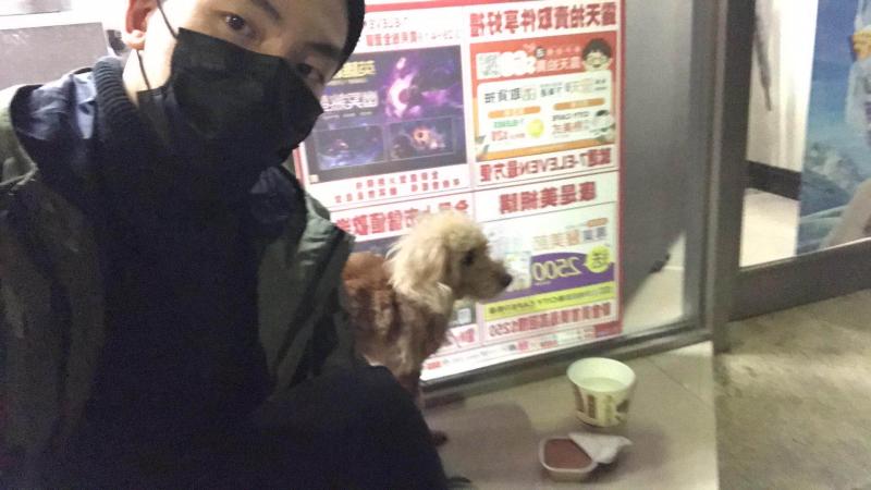 ▲張洛偍發現小狗走失。(圖