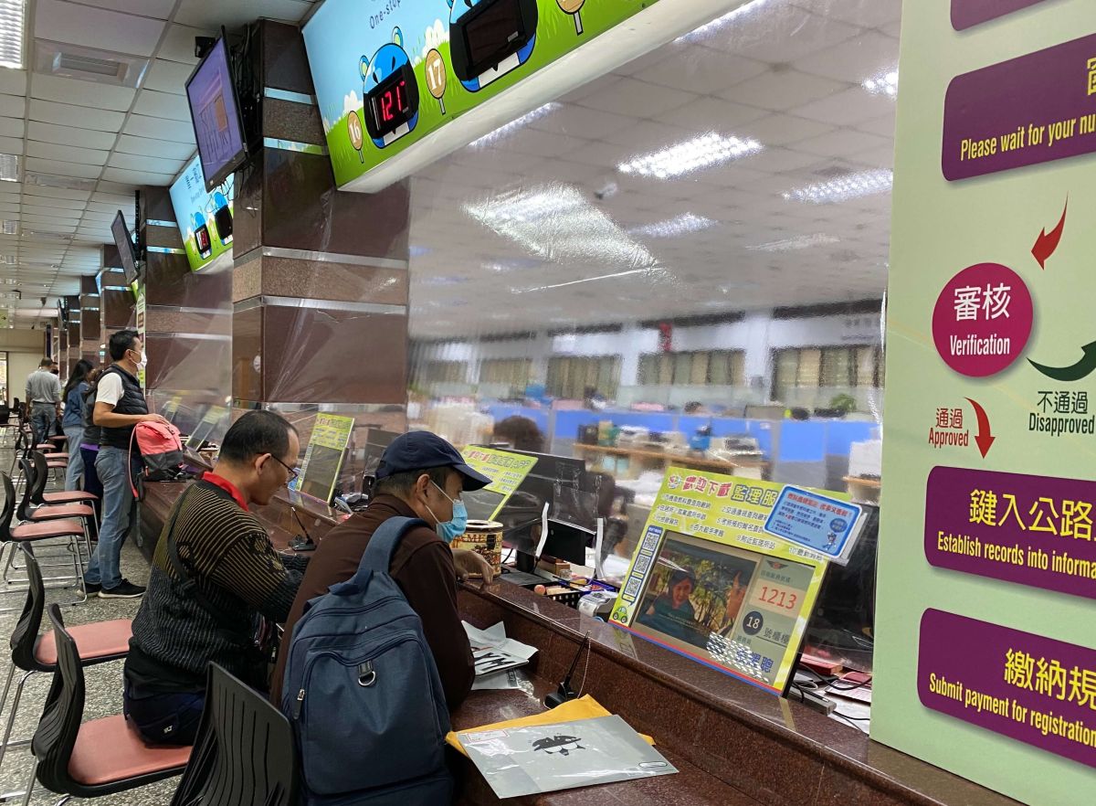 ▲交通部公路總局高雄區監理所防疫再升級，加裝透明塑膠材質保護罩。(圖／記者黃守作攝，2020.04.06)  