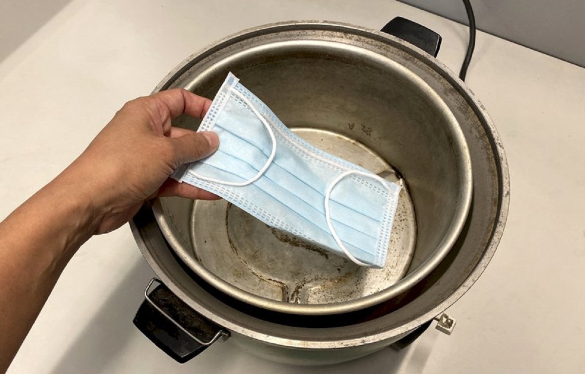 因應武漢肺炎疫情，口罩供不應求，學者檢測證實利用電鍋乾蒸法，可讓口罩起死回生重複使用，但使用5次後過濾效力減損就需丟棄。中央社記者郝雪卿攝109年2月10日