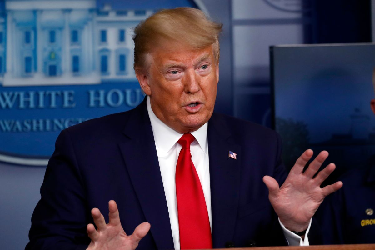 ▲美國總統川普當地時間 6 日在白宮新聞發佈會上為強生打氣。（圖／美聯社／達志影像）