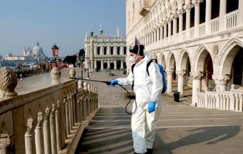 ▲義大利廣場前的消毒人員。（圖／翻攝自《半島電視台》）