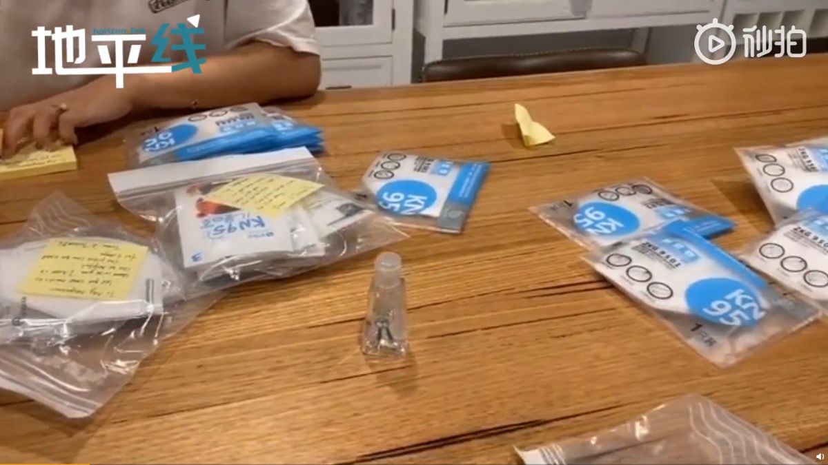 ▲澳洲一對華裔夫妻分裝口罩送給社區的長輩。（圖／翻攝頭條新聞微博）