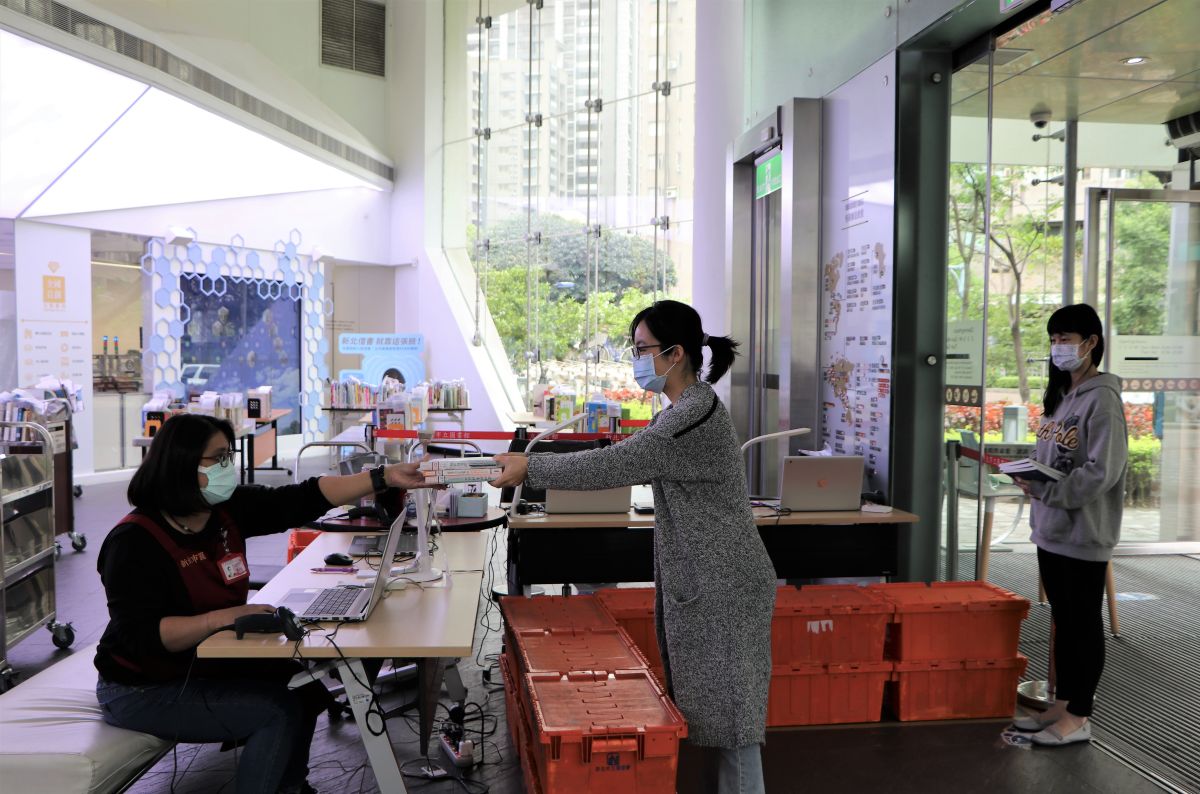 ▲網友帶女兒去圖書館還書，但劇情卻神展開，讓大家笑翻。（示意圖／新北市立圖書館提供）