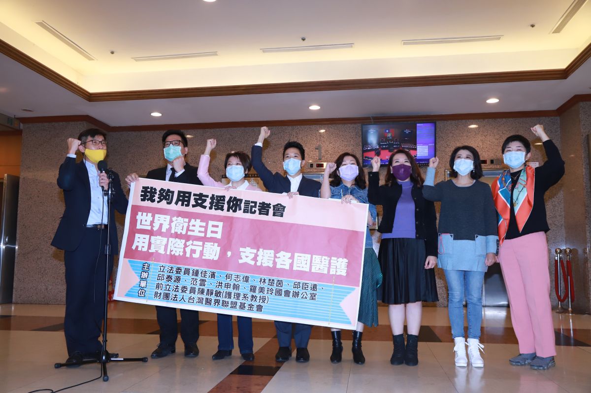 ▲民進黨呼籲行政院下次更新口罩預購系統時可新增捐鍵，讓有餘裕的民眾可以捐贈多餘的口罩。（圖／記者葉政勳攝）