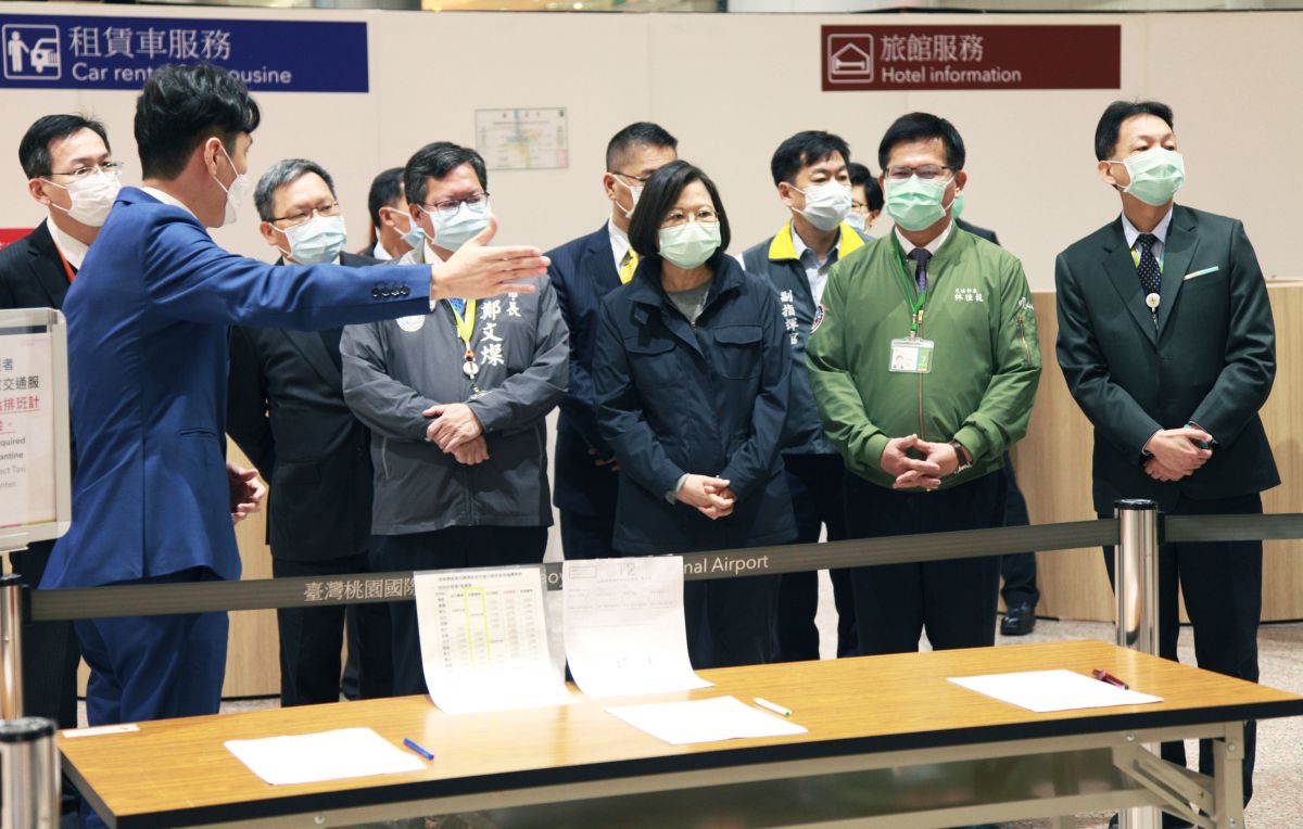 ▲蔡英文在林佳龍和鄭文燦的陪同下，聽取機場防疫車隊人員解說旅客運送的服務內容。（圖／記者李春台攝, 2020.04.07）