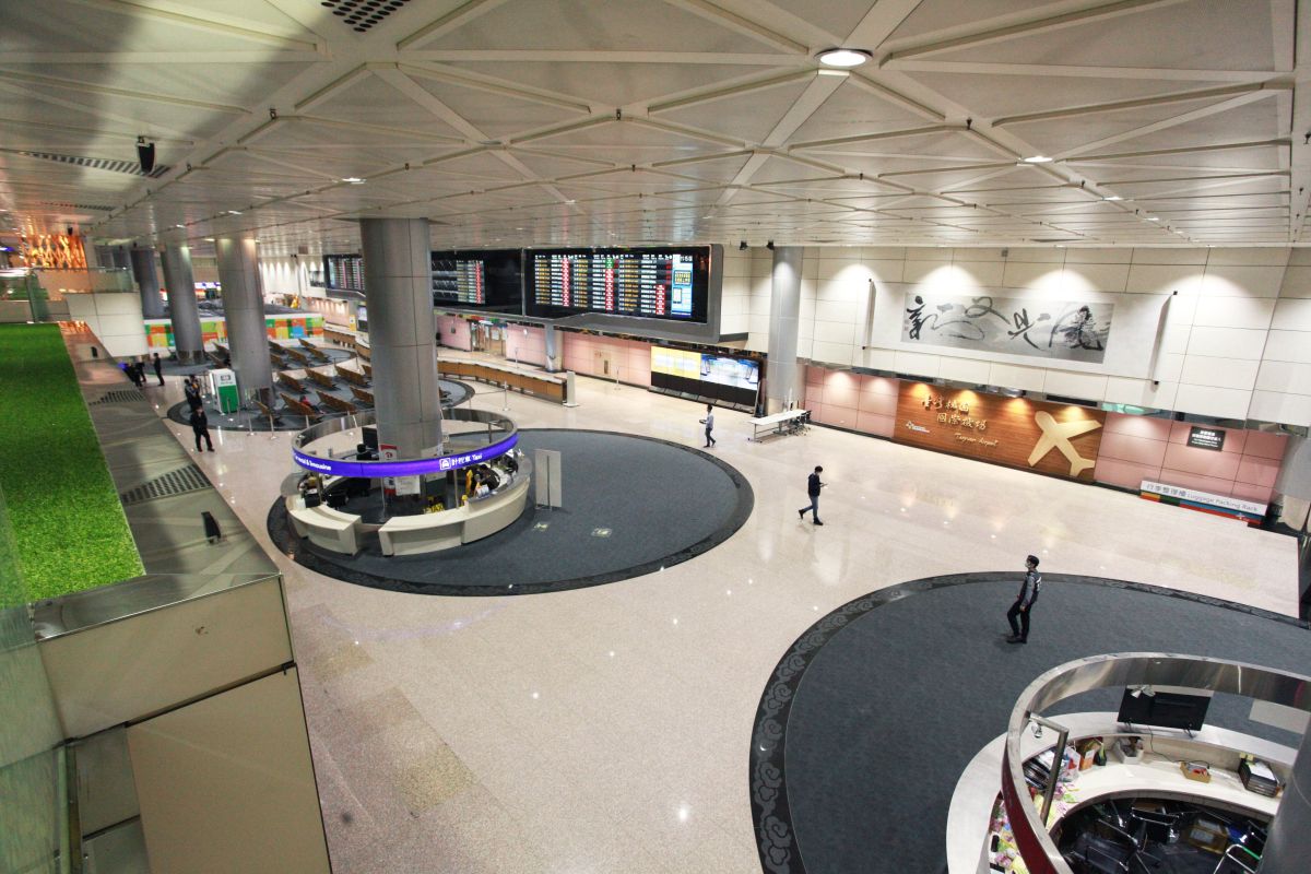 ▲受到邊境管制影響，桃園機場入境大廳可說是空蕩蕩，班機時刻表上的航班資訊多數取消停飛，出入機場旅客人數驟減。（圖／記者李春台攝, 2020.04.07）