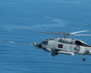 ▲MH-60R海鷹直升機發射2.7吋火箭彈。（圖／美國海軍）