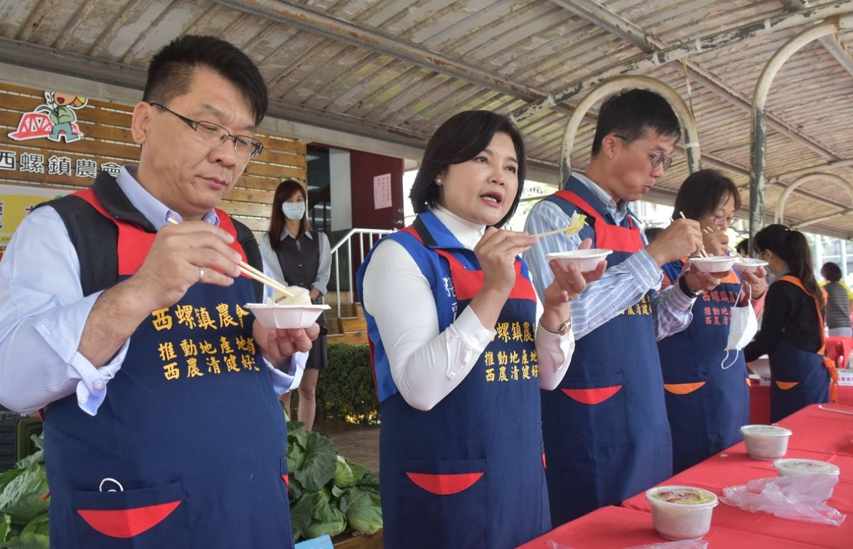 ▲縣長張麗善與西螺農會總總幹事廖錦富連袂行銷高麗菜。（圖/記者郭春輝攝，2020.04.07）
