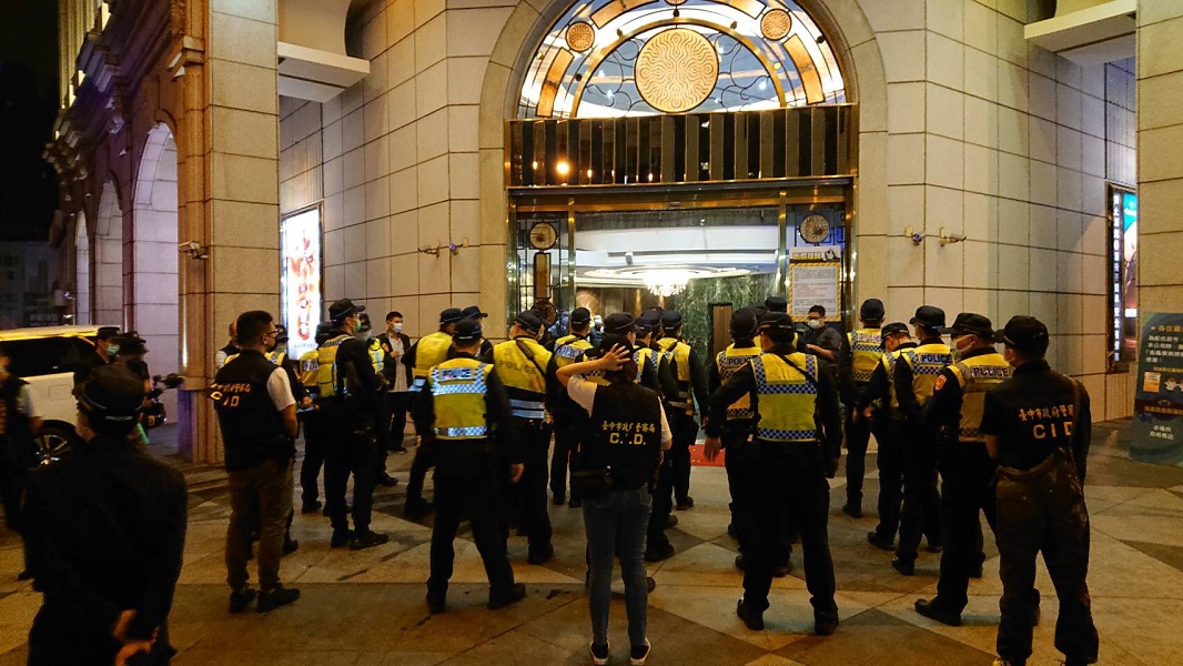 ▲台中市府局處昨晚到復業的海派酒店等場所，進行稽查與防疫宣導（圖／警方提供 ）