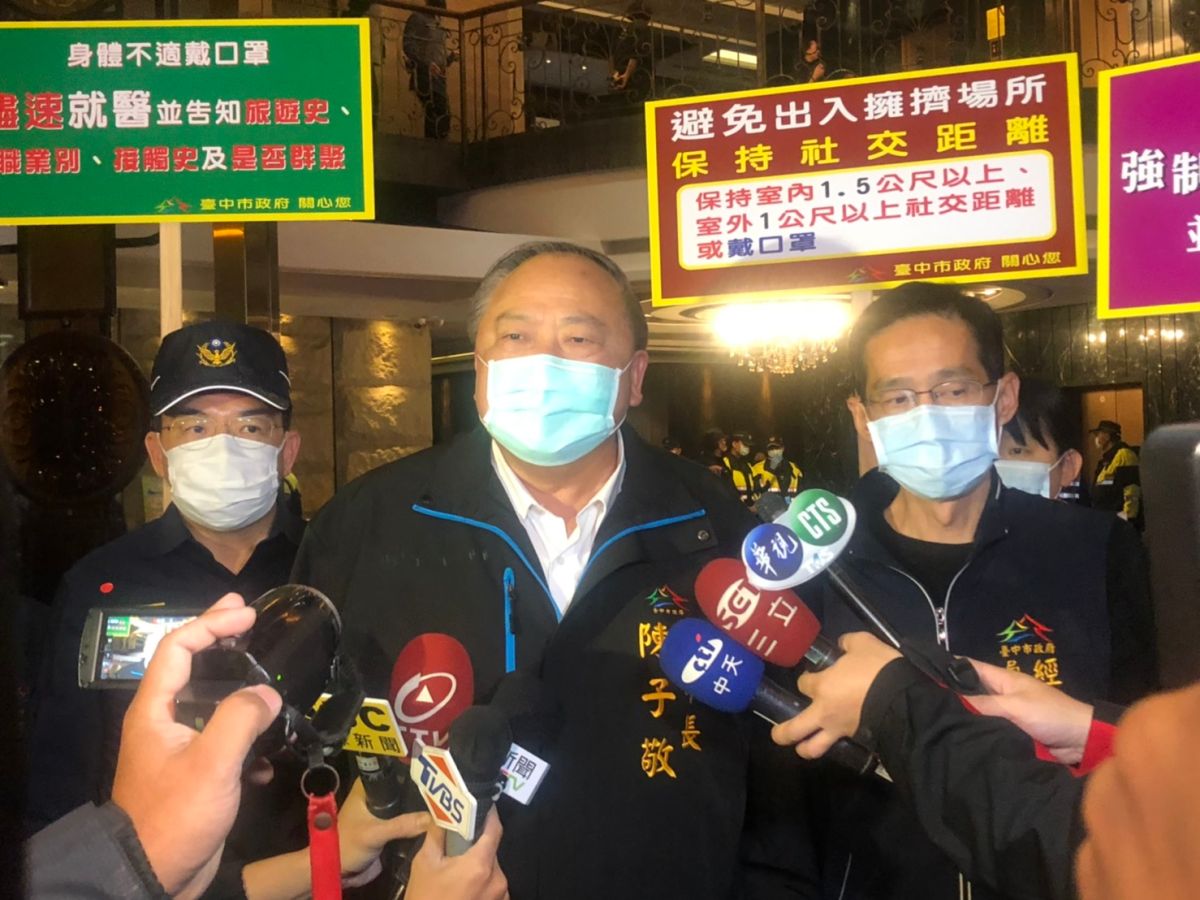 ▲台中市副市長陳子敬昨率隊到復業的各酒店稽查宣導防疫（圖／警方提供）