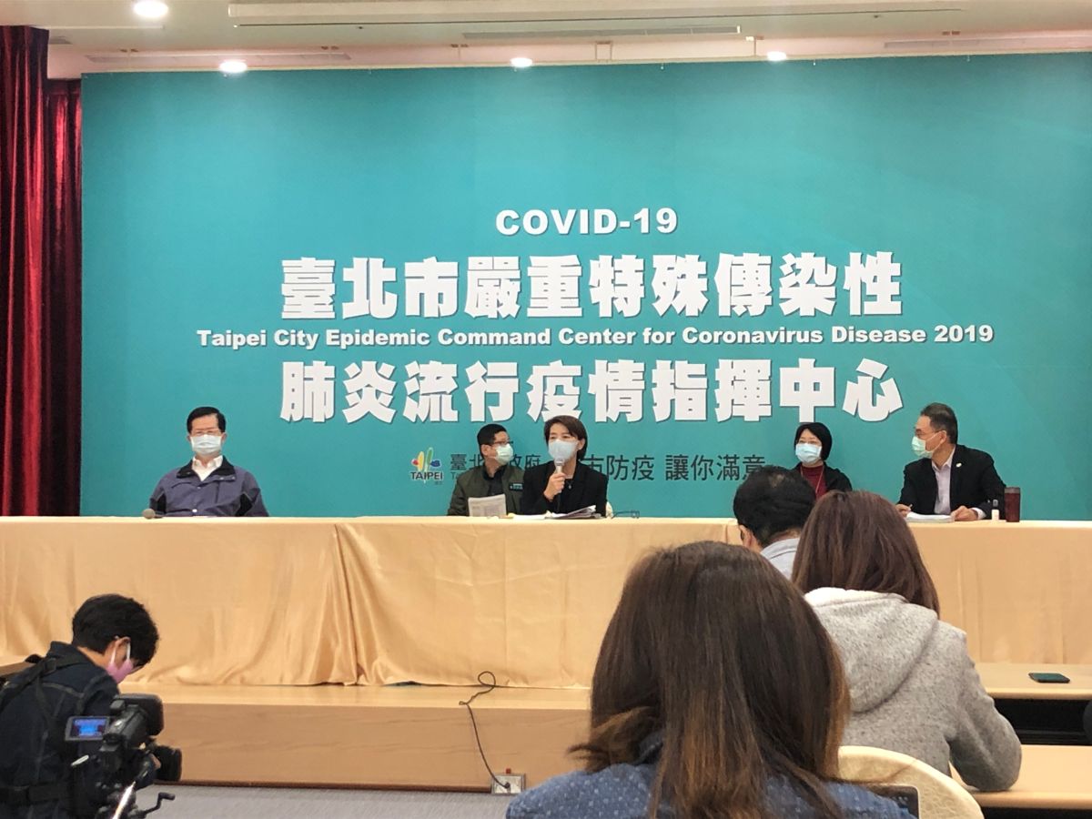 ▲台北市政府在每天例行的防疫會議後，會後記者會改在多功能會議廳舉辦，場地安排與現場狀況都類似於中央防疫中心記者會。（圖／記者丁上程攝, 2020.4.7）