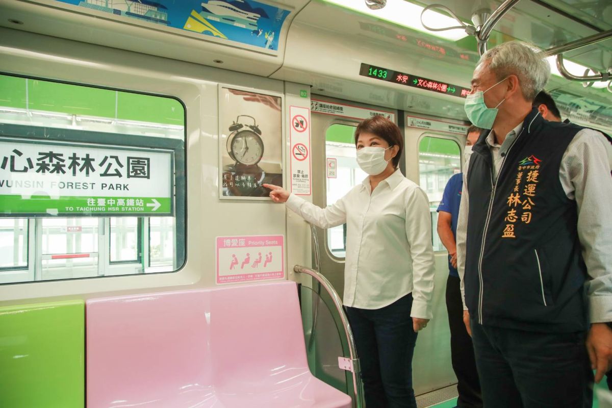 ▲台中捷運綠線，市長盧秀燕前往捷運文心森林公園站，視察首次曝光的站體內部及車廂設備。 (圖／柳榮俊翻攝2020.4.7)