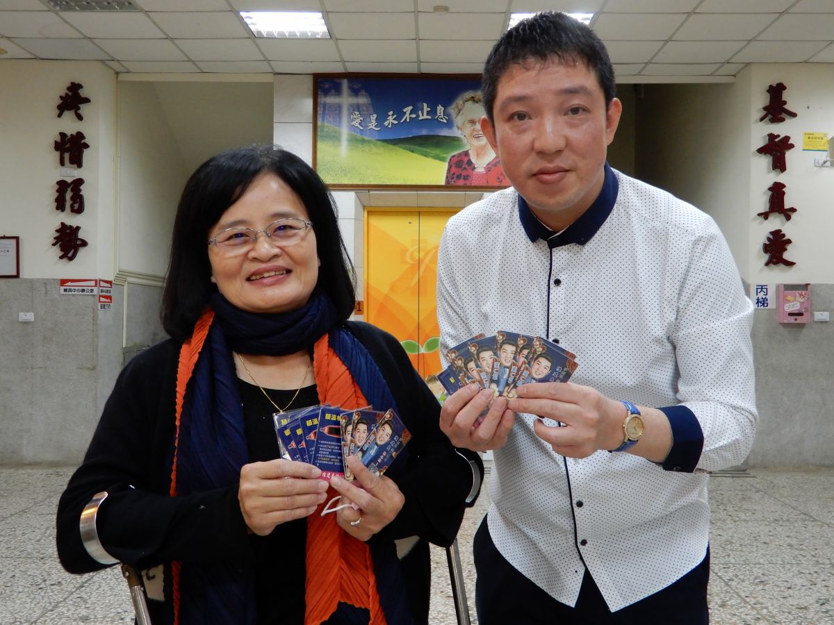 ▲中華民國村里長總會會長陳建良贈送額溫檢測卡給二林鎮喜樂保育院，幫助喜樂工作人員每天量測體溫。（圖／記者陳雅芳攝，2020.04.07）