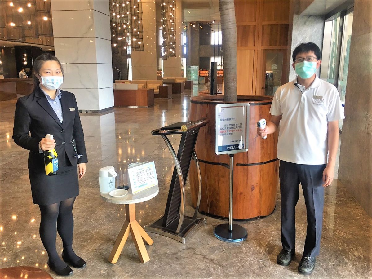 ▲台灣陸續傳出有「無症狀感染者」的案例，澎湖縣政府在7日開始加強宣導，並要求旅遊業者確實告知旅客須保持安全社交距離。（圖／澎湖縣旅遊處提供）